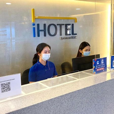 Ihotel Uptown Bgc Taguig Esterno foto