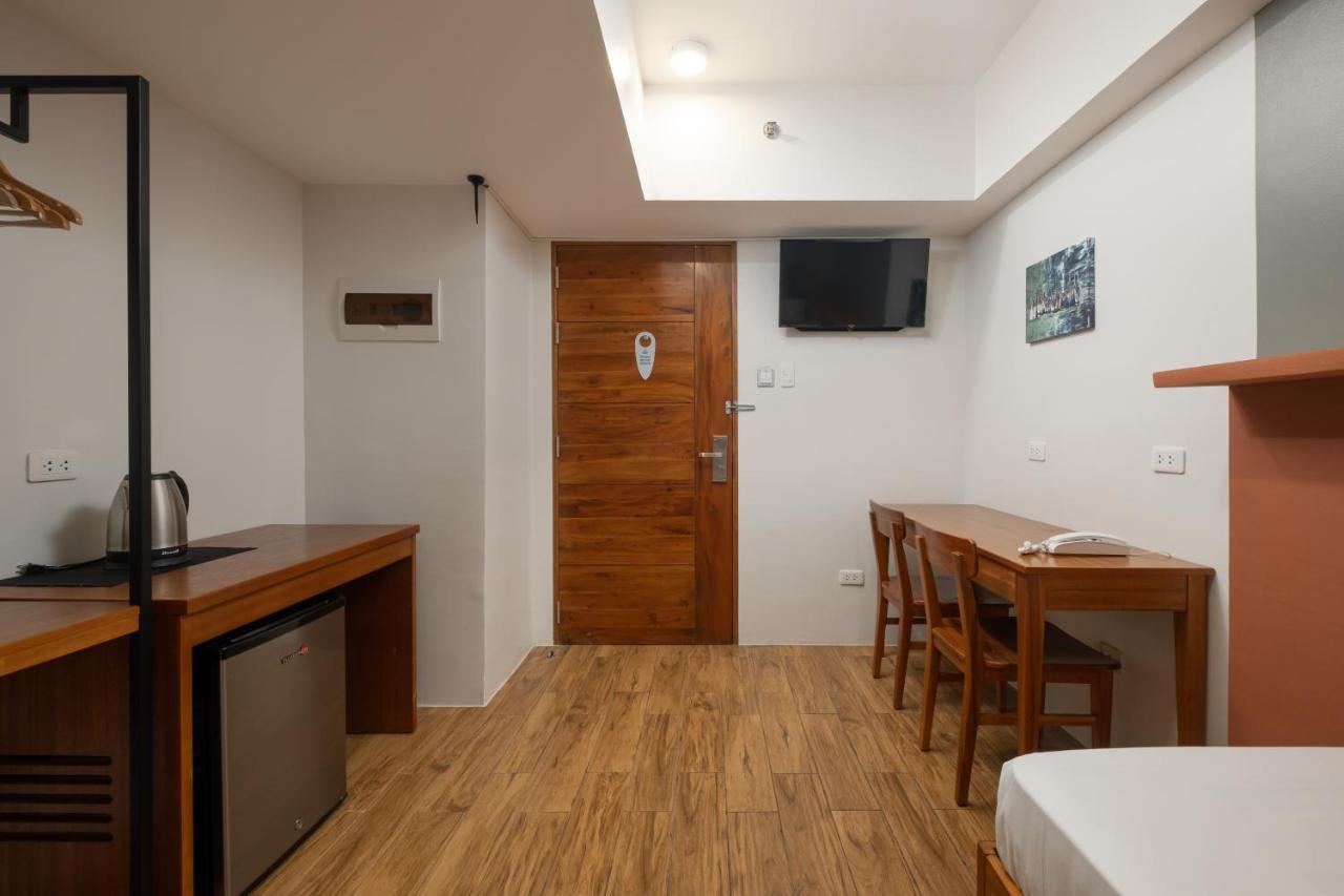 Ihotel Uptown Bgc Taguig Esterno foto