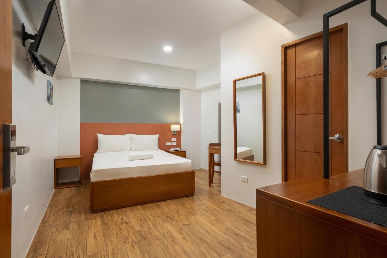Ihotel Uptown Bgc Taguig Esterno foto
