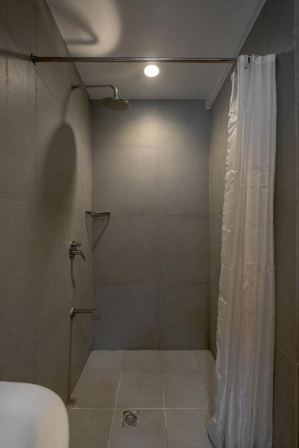 Ihotel Uptown Bgc Taguig Esterno foto